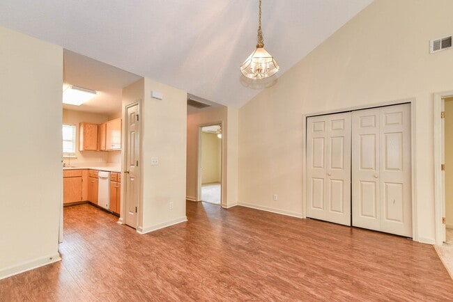 Building Photo - 3 Bedroom, 2 Bath Home with Fully Fenced Yard – Pet Friendly!