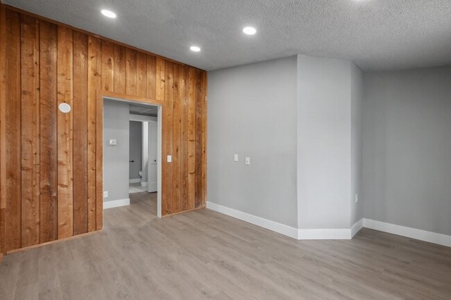 Building Photo - 332 S Birch St