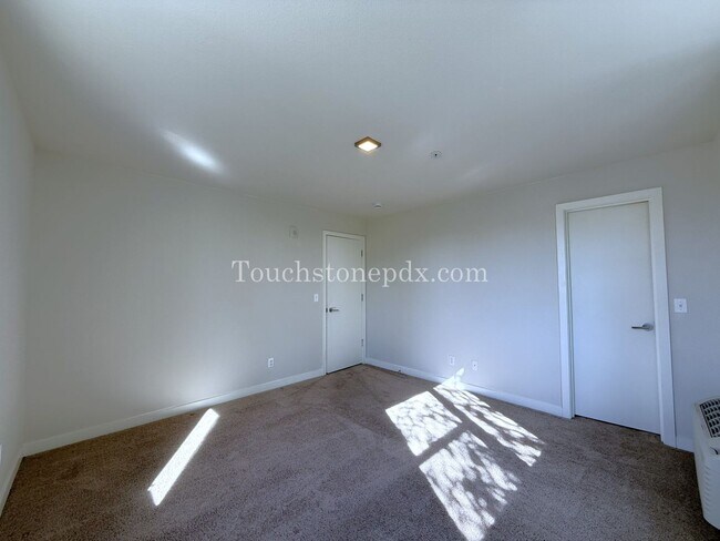 Building Photo - Modern 2 Bedroom, 1.5 Bathroom Apartment with Island Kitchen, Northeast Portland