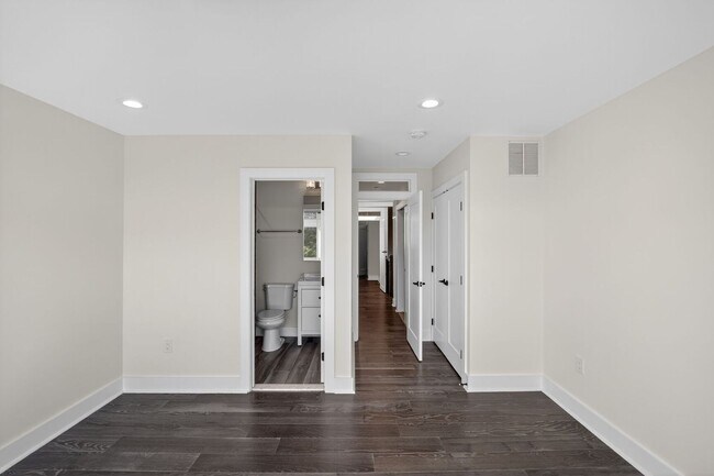 Building Photo - Available Now! 3 Bed 3.5 Bed in Brightwood...