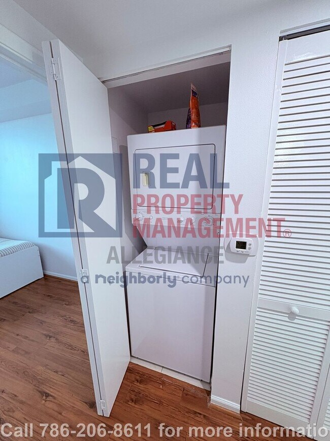 Building Photo - Modern 2BR/2BA Condo in Aventura – Furnish...