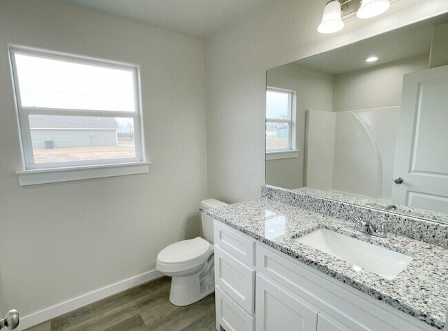 Building Photo - Gorgeous 3 Bedroom 2 Bath Home