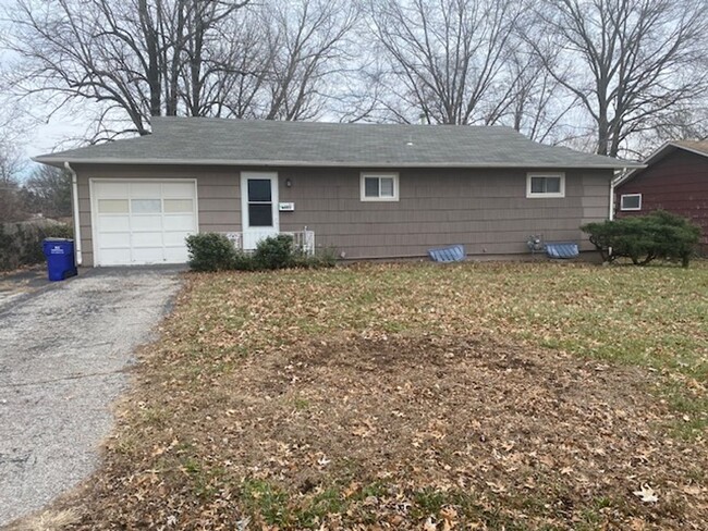 Primary Photo - South Raytown MO Home with Beautiful Hardw...