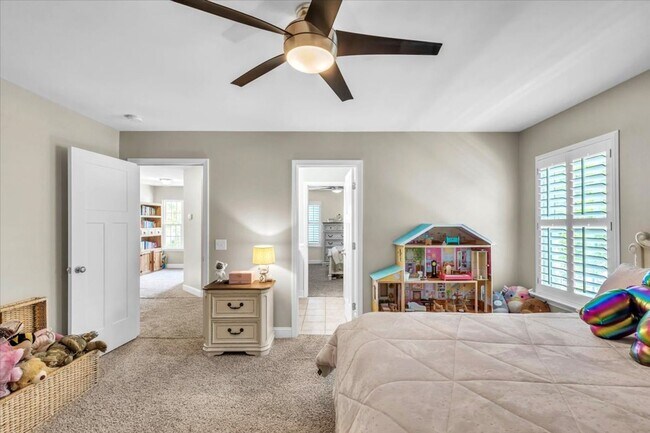 Building Photo - Gorgeous 4 Bed/2.5 Bath in Waterways Township!