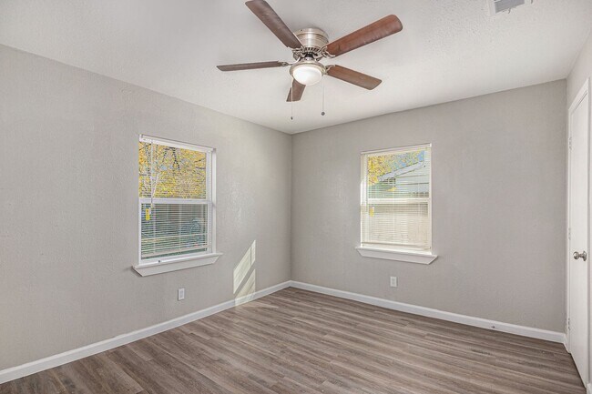 Building Photo - This charming 3-bedroom, 1-bath residence offers 1,000 square feet of comfortable living space, p...