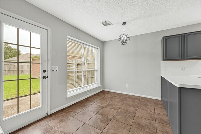 Building Photo - 3906 Greenwood Dr