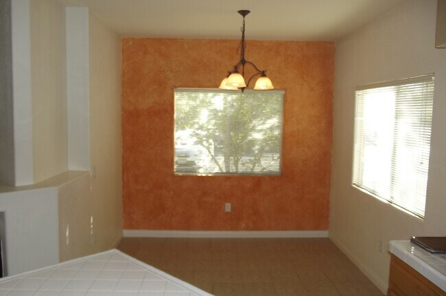 Building Photo - 1050 E Cactus Ave