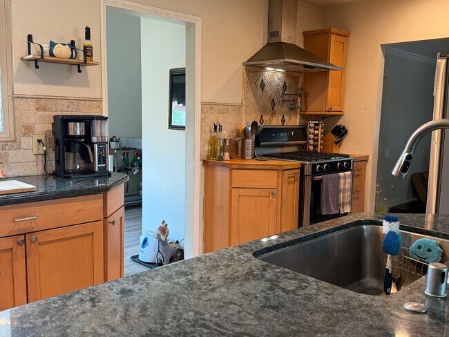 Building Photo - 3 Bedroom 2 Bathroom House Available Septe...