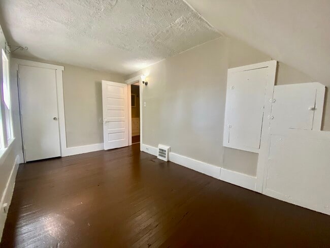 Building Photo - 328 Lease St