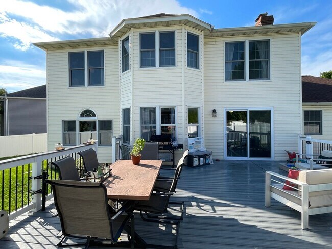 Building Photo - 727 Macphail Ct S