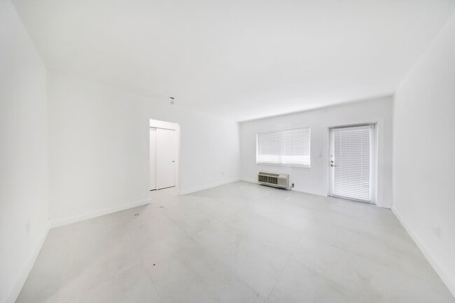 Building Photo - 6930 Rue Versailles Dr