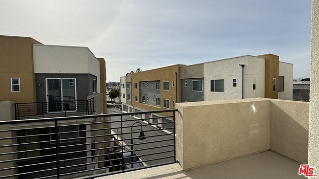 Building Photo - 5079 Cedar Ave