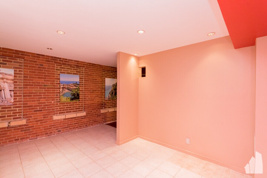 Building Photo - 40 E 9th St