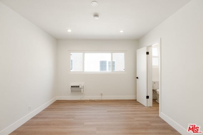Building Photo - 352 S Doheny Dr