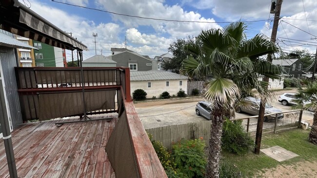 Building Photo - 6 month lease available. 2 bedroom in Sout...