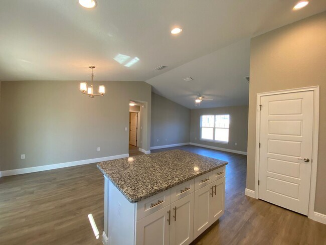 Building Photo - 3/2/2 Silver Spring Shores **Won't Last***