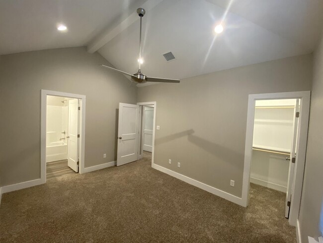 Building Photo - 400 Highlands St