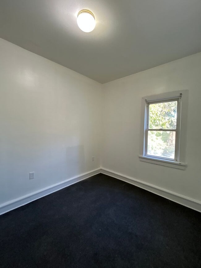 Building Photo - Cozy Home For Small Family