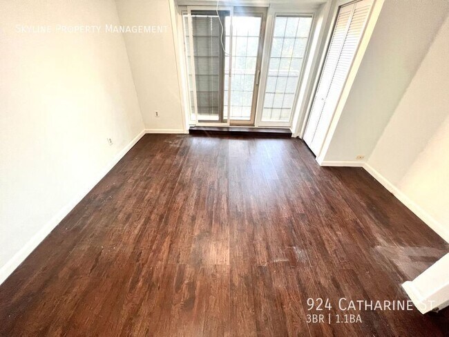 Building Photo - 924 Catharine St