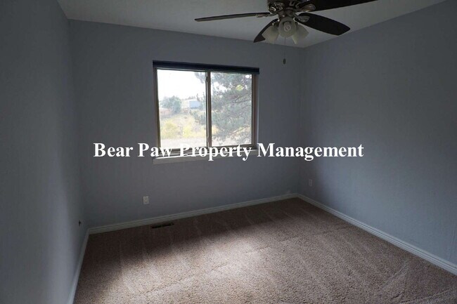 Building Photo - Lovely 4 Bedroom Home Golden!!