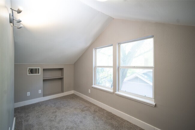 Building Photo - 711 Graham Pl