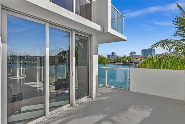 Building Photo - 9901 E Bay Harbor Dr