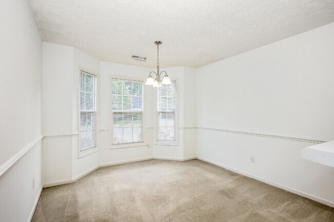 Building Photo - 3 Bedroom 2 Bathroom Nest in Fayetteville