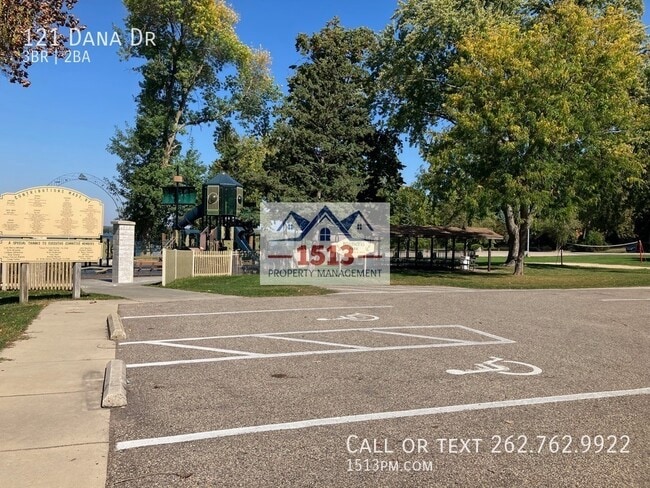 Building Photo - 121 Dana Dr