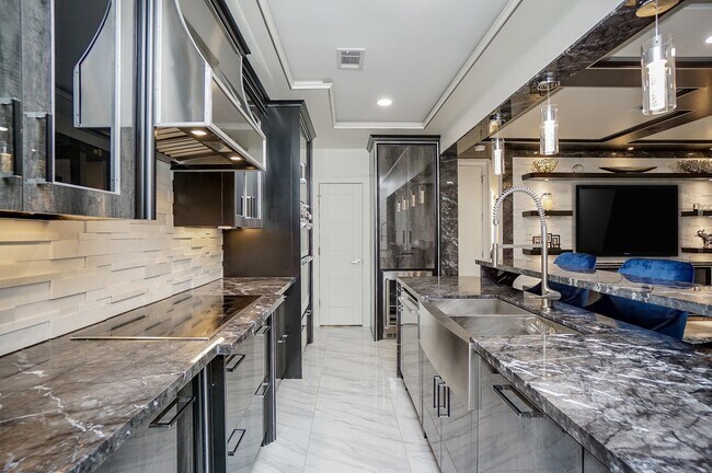 Building Photo - 5711 Sugar Hill Dr