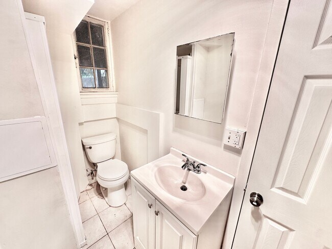 Building Photo - Spacious 6 bedroom 3.5 bath Tudor Townhouse w/Deck close to Georgetown University & Hospital