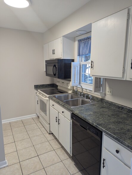 Kitchen - 201 Heritage Cir