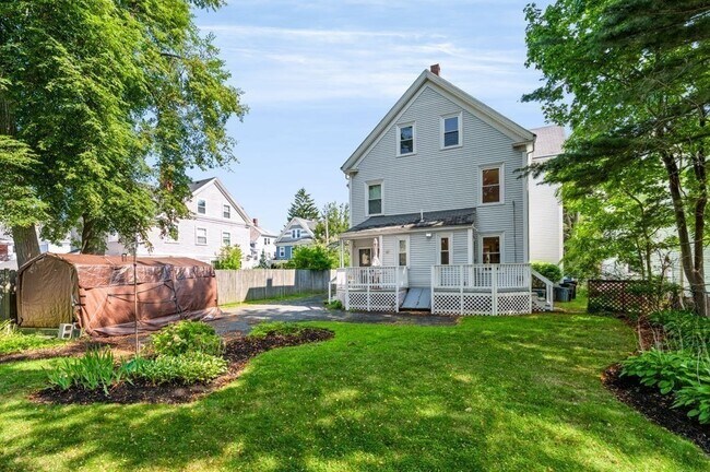 Building Photo - 37 Thorndike St