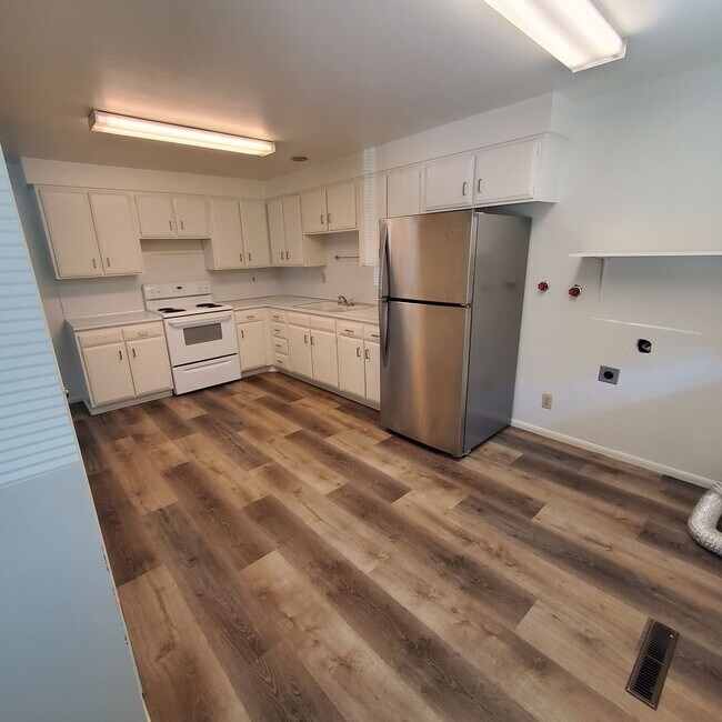 Building Photo - 866 600 W