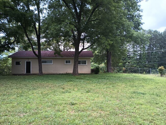 Building Photo - Don't Miss this 2 bedroom with Garage, Lar...