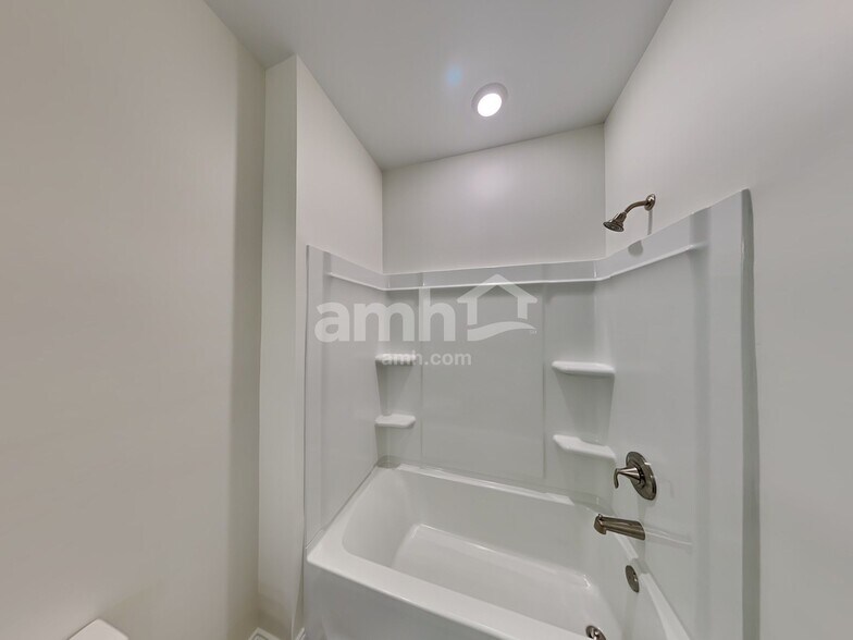 Building Photo - 209 Malayna Dr S