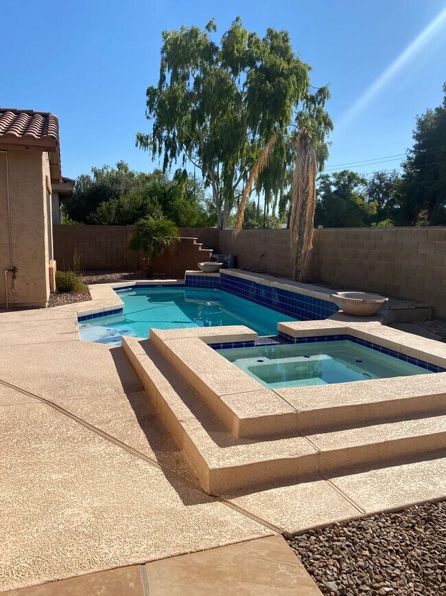 Building Photo - Beautiful 6 Bedroom - 4 Bath w/Private Poo...