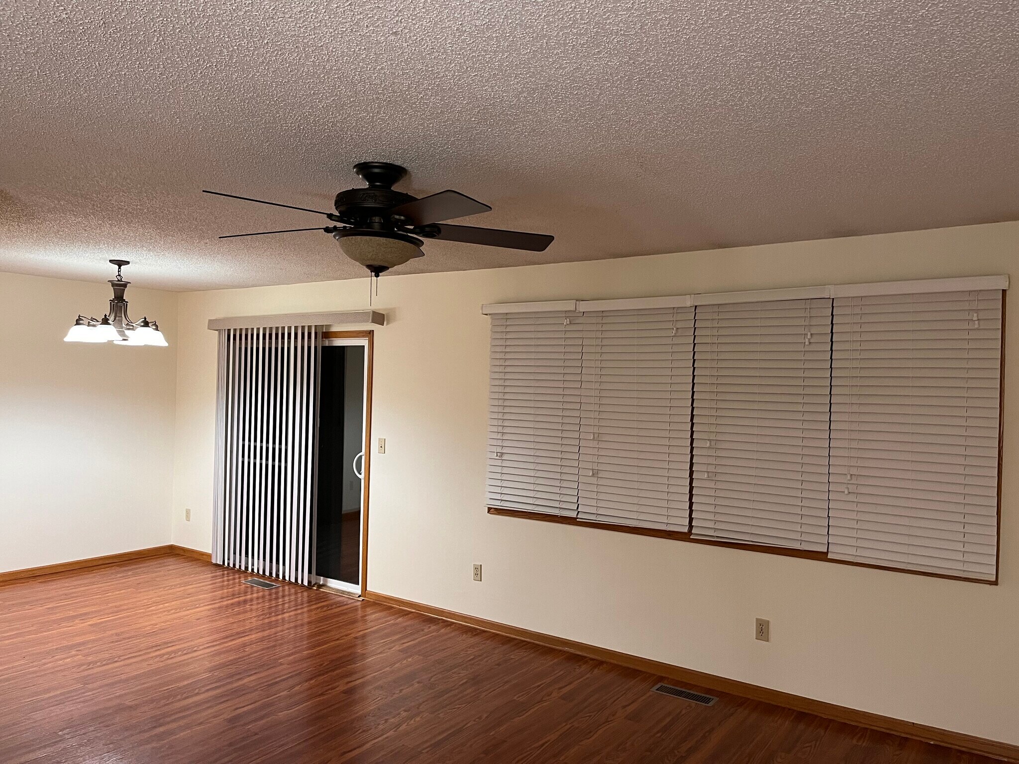 Living/Dinning Rm - 4551 Scott Trl