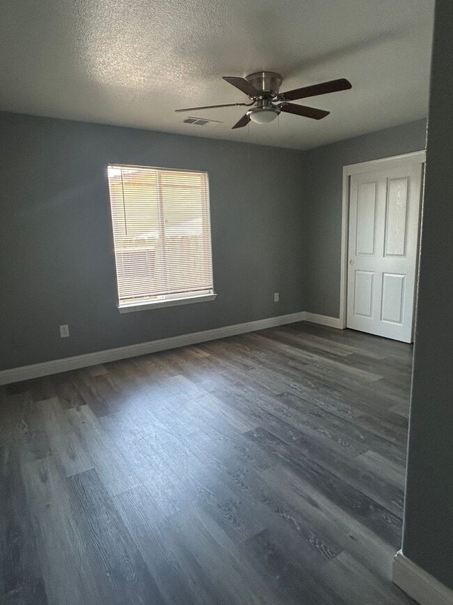 Building Photo - 3 Bedroom 2 bath home available