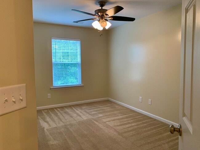 Building Photo - Wonderful Raleigh Townhome Convenient to I440 & I540, Huge Master Suite, Near Anderson Pointe Park!