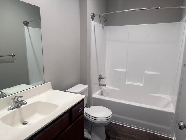 Building Photo - 2 Bed | 2 Bath | 1 Car Garage; Single Level Attached Villa in Blue Springs