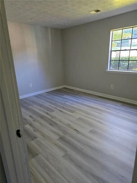 Building Photo - 5644 Singleton Rd