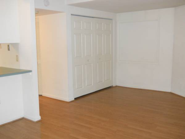 Building Photo - 136 N Bread St