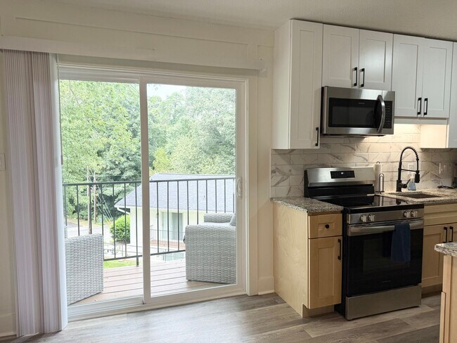 Building Photo - Furnished 1BR Studio w/ Fireplace & Deck – Prime Location!