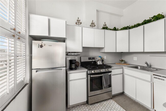 Building Photo - 2421 Lake Pancoast Dr