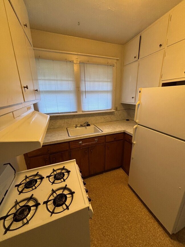 Building Photo - AVAILABLE NOW!!!  1 bedroom, 1 bath house ...