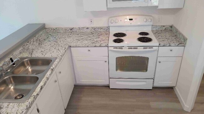 Building Photo - 200 W 1st St