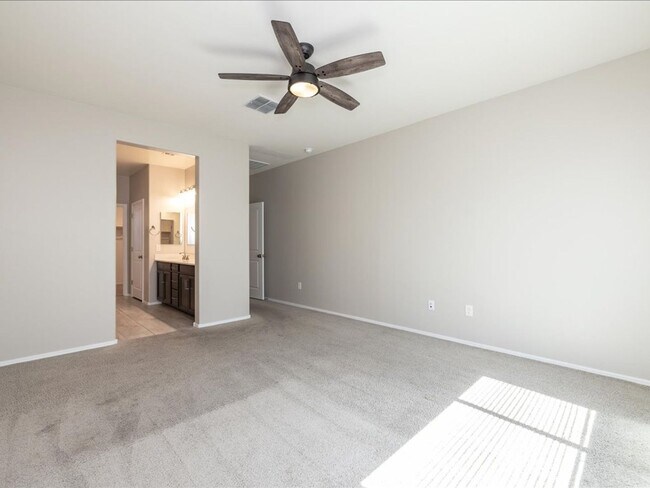 Building Photo - 4 Bedroom 2 Bathroom