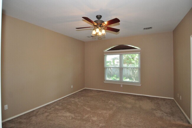 Building Photo - Amazing 3 bedroom, 2 bath home with an off...