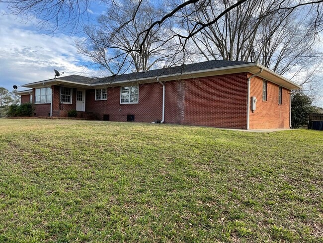 Building Photo - Executive 3/3 House in Coosa on Acreage $1...