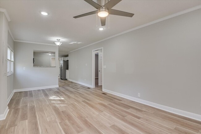 Building Photo - 2 Bed/1 Bath just minutes from Augusta University and Surrey Center, featuring granite countertop...